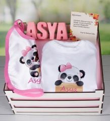 eJOYA Ahşap Sandıkta Kişiye Özel Zıbın Önlük Ve Taş İsimlik Bebek Hediye Seti 109451