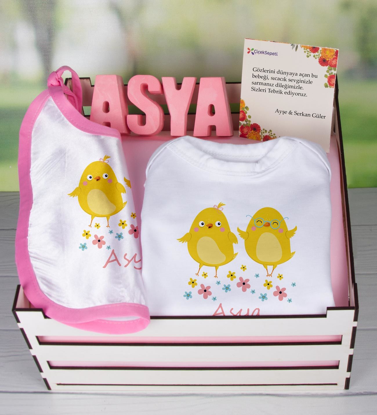 eJOYA Ahşap Sandıkta Kişiye Özel Zıbın Önlük Ve Taş İsimlik Bebek Hediye Seti 109453