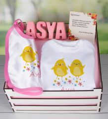 eJOYA Ahşap Sandıkta Kişiye Özel Zıbın Önlük Ve Taş İsimlik Bebek Hediye Seti 109453