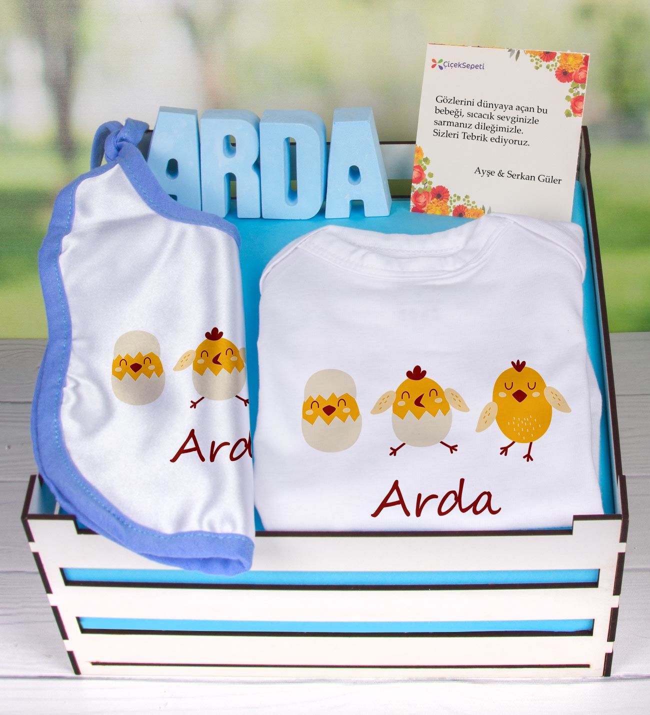 eJOYA Ahşap Sandıkta Kişiye Özel Zıbın Önlük Ve Taş İsimlik Bebek Hediye Seti 109454