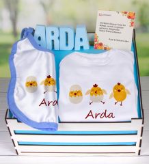 eJOYA Ahşap Sandıkta Kişiye Özel Zıbın Önlük Ve Taş İsimlik Bebek Hediye Seti 109454