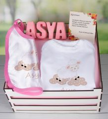 eJOYA Ahşap Sandıkta Kişiye Özel Zıbın Önlük Ve Taş İsimlik Bebek Hediye Seti 109455