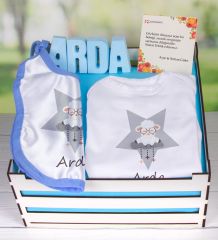 eJOYA Ahşap Sandıkta Kişiye Özel Zıbın Önlük Ve Taş İsimlik Bebek Hediye Seti 109456