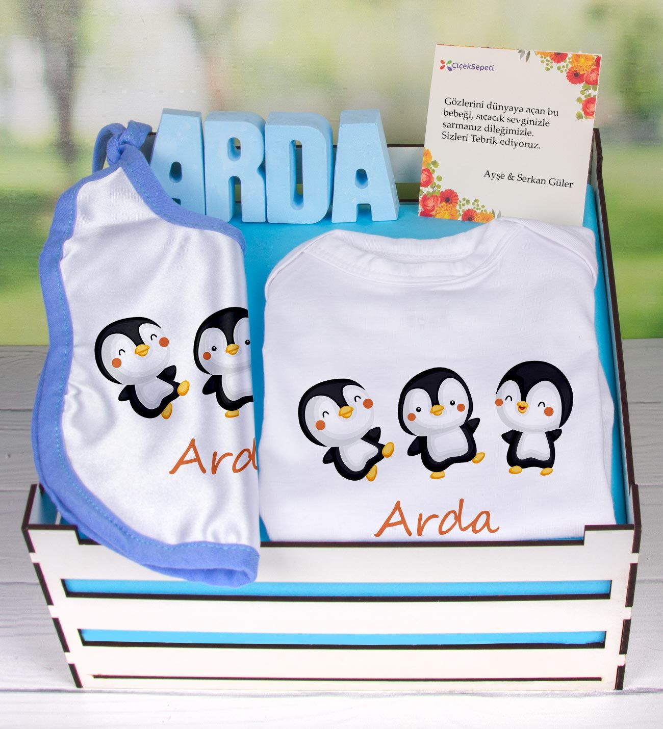eJOYA Ahşap Sandıkta Kişiye Özel Zıbın Önlük Ve Taş İsimlik Bebek Hediye Seti 109457
