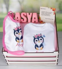 eJOYA Ahşap Sandıkta Kişiye Özel Zıbın Önlük Ve Taş İsimlik Bebek Hediye Seti 109458