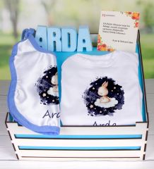 eJOYA Ahşap Sandıkta Kişiye Özel Zıbın Önlük Ve Taş İsimlik Bebek Hediye Seti 109459