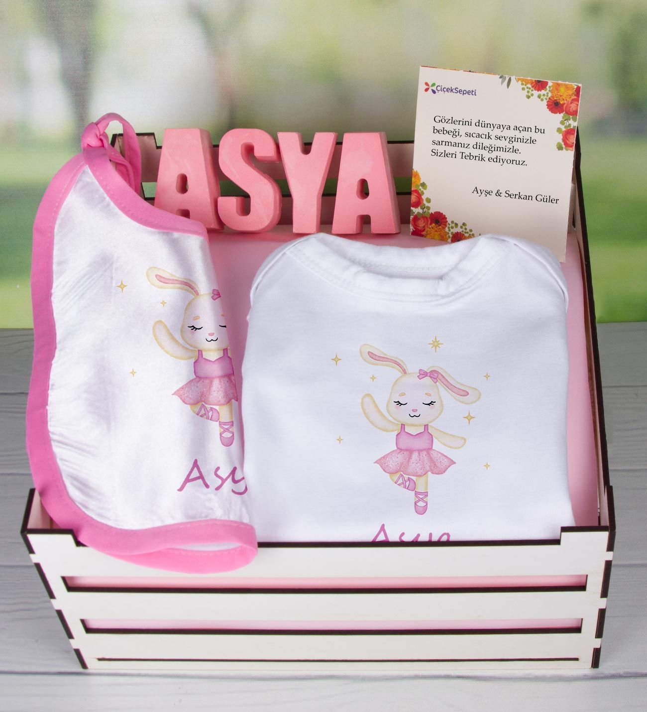 eJOYA Ahşap Sandıkta Kişiye Özel Zıbın Önlük Ve Taş İsimlik Bebek Hediye Seti 109460