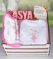 eJOYA Ahşap Sandıkta Kişiye Özel Zıbın Önlük Ve Taş İsimlik Bebek Hediye Seti 109460