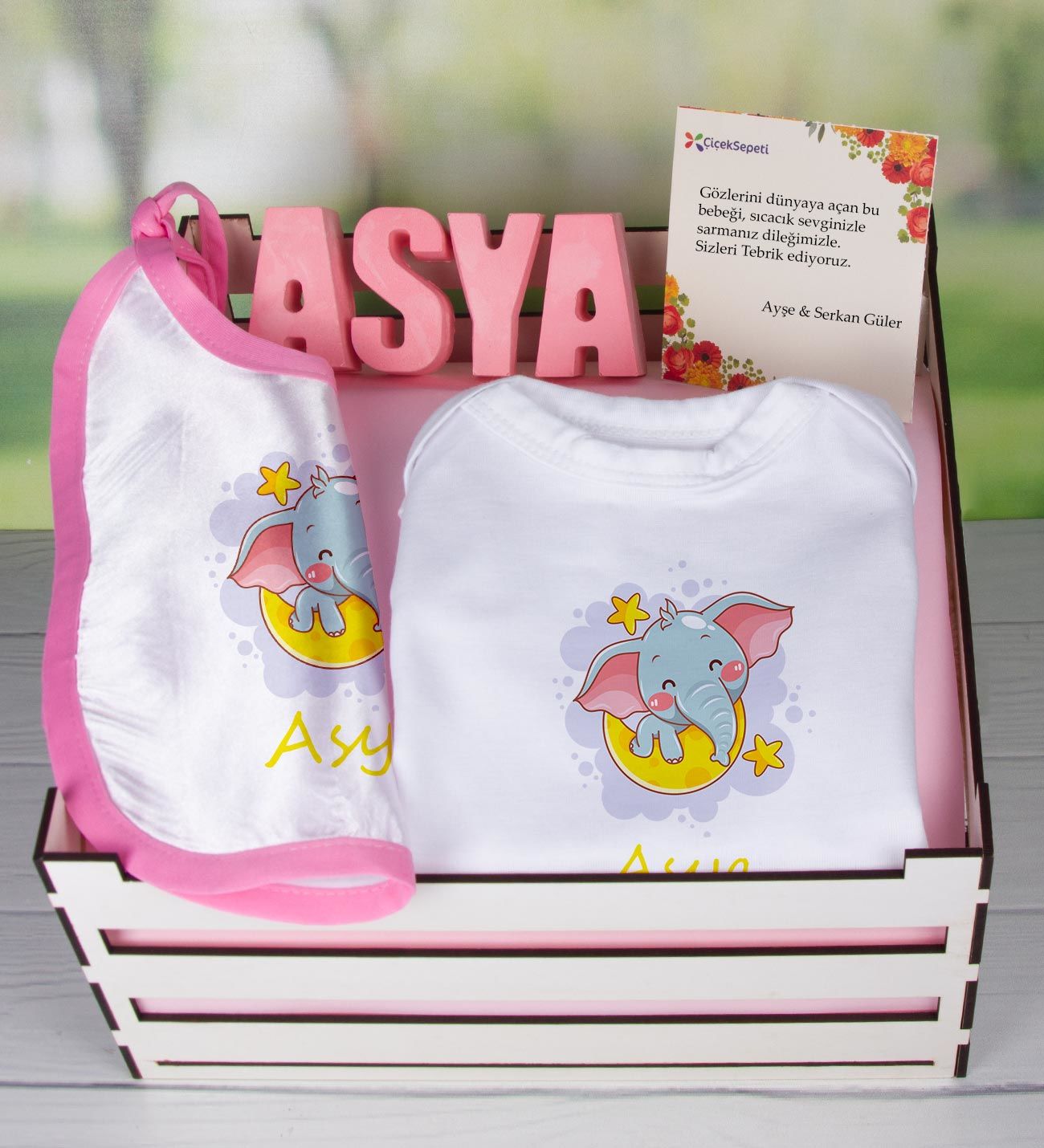 eJOYA Ahşap Sandıkta Kişiye Özel Zıbın Önlük Ve Taş İsimlik Bebek Hediye Seti 109462