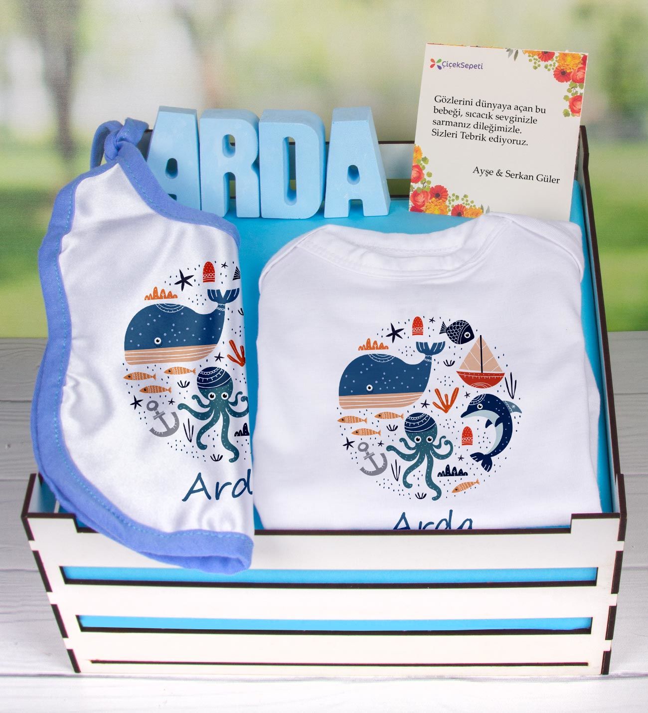 eJOYA Ahşap Sandıkta Kişiye Özel Zıbın Önlük Ve Taş İsimlik Bebek Hediye Seti 109464