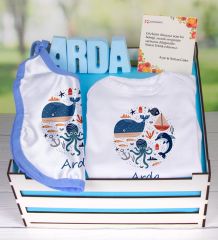 eJOYA Ahşap Sandıkta Kişiye Özel Zıbın Önlük Ve Taş İsimlik Bebek Hediye Seti 109464