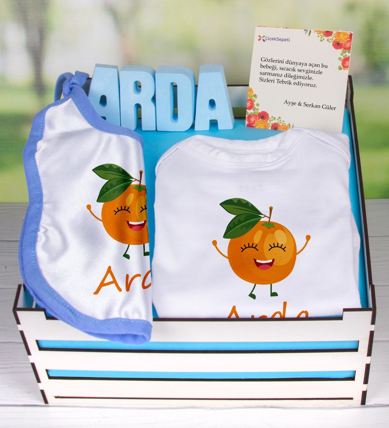 eJOYA Ahşap Sandıkta Kişiye Özel Zıbın Önlük Ve Taş İsimlik Bebek Hediye Seti 109466