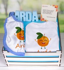 eJOYA Ahşap Sandıkta Kişiye Özel Zıbın Önlük Ve Taş İsimlik Bebek Hediye Seti 109466