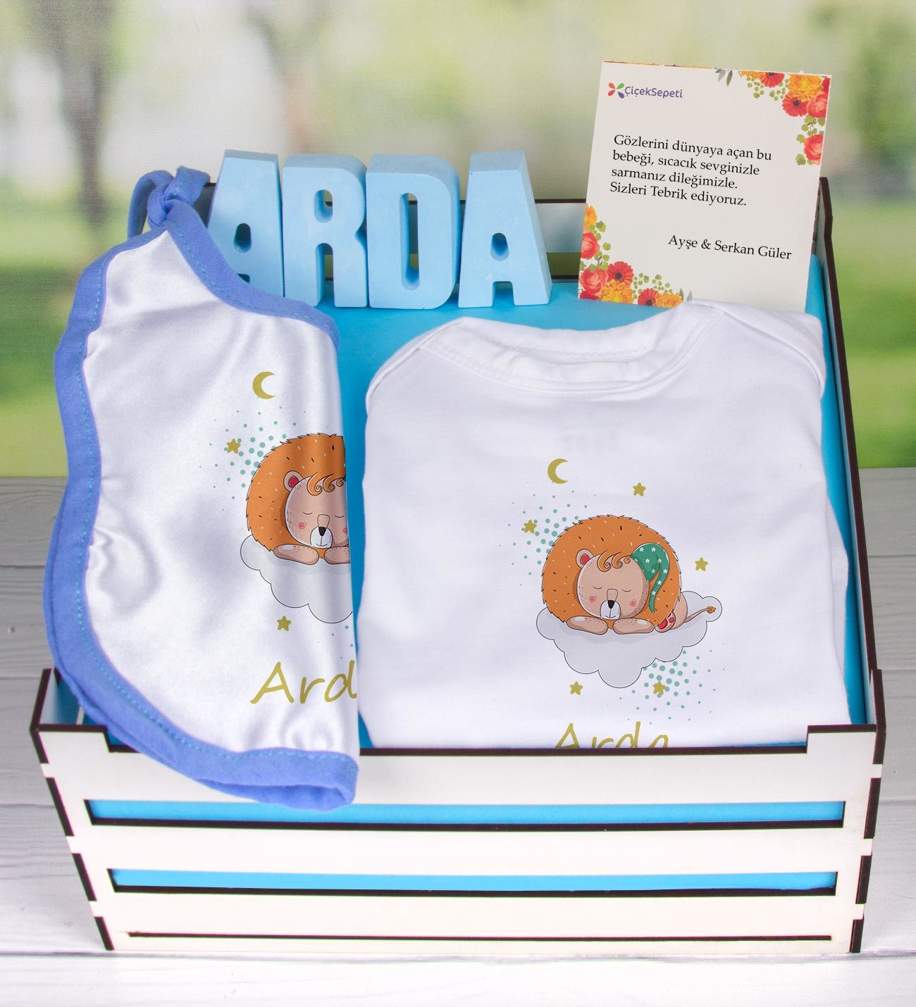 eJOYA Ahşap Sandıkta Kişiye Özel Zıbın Önlük Ve Taş İsimlik Bebek Hediye Seti 109467