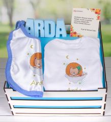 eJOYA Ahşap Sandıkta Kişiye Özel Zıbın Önlük Ve Taş İsimlik Bebek Hediye Seti 109467