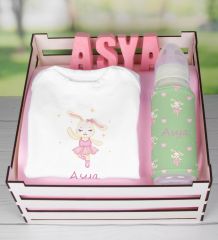 eJOYA Ahşap Sandıkta Kişiye Özel Zıbın Biberon Ve Taş İsimlik Bebek Hediye Seti 109484