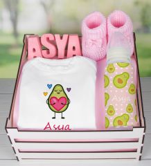 eJOYA Ahşap Sandıkta Kişiye Özel Zıbın Biberon Taş İsimlik Ve Patik Bebek Hediye Seti 109493