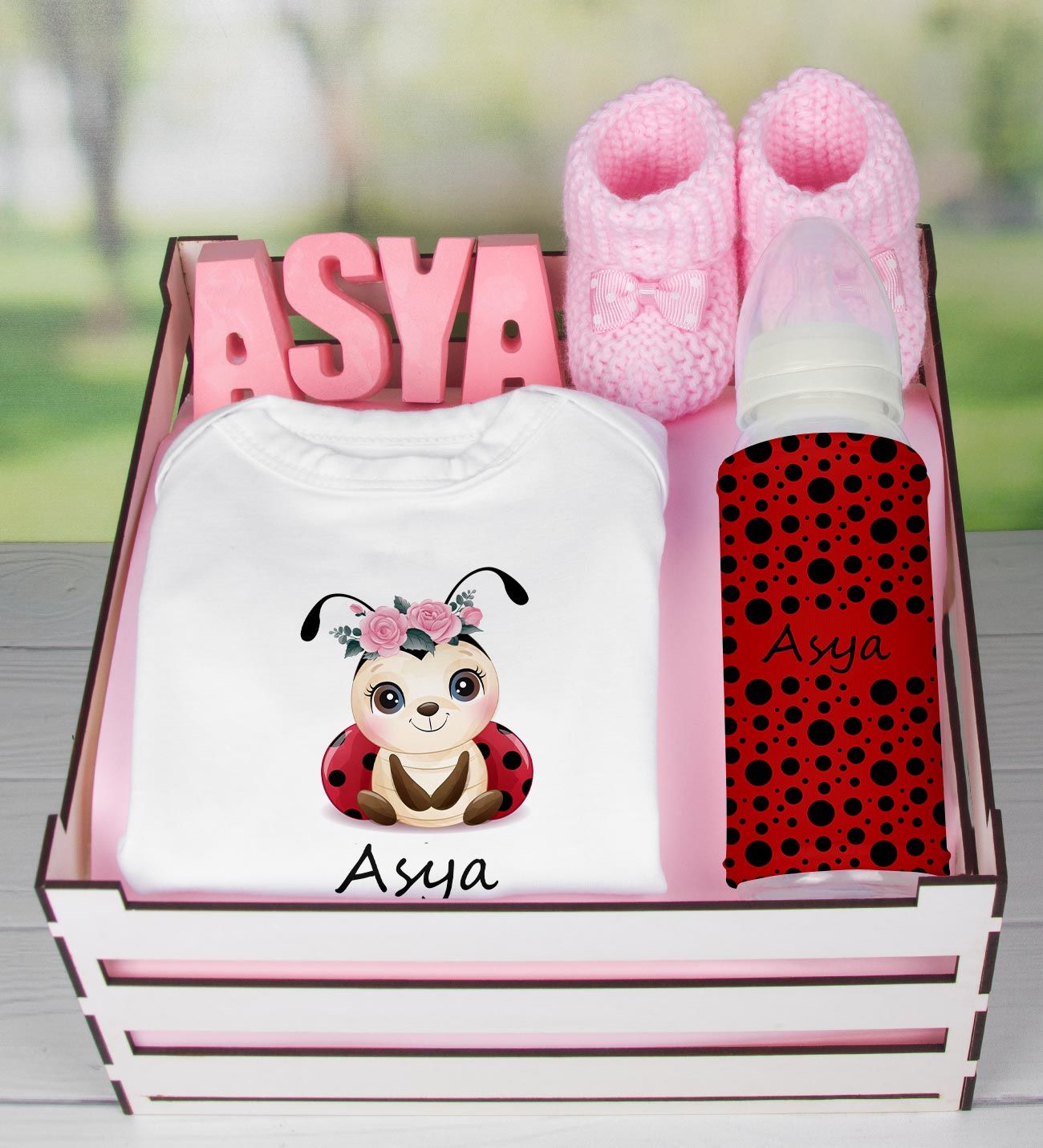eJOYA Ahşap Sandıkta Kişiye Özel Zıbın Biberon Taş İsimlik Ve Patik Bebek Hediye Seti 109496