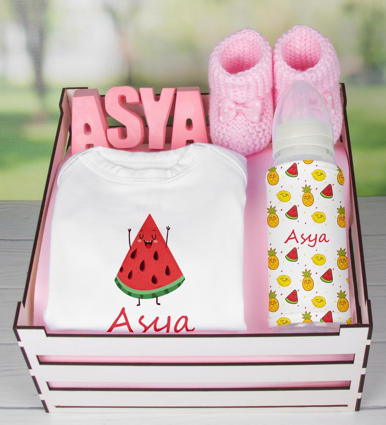eJOYA Ahşap Sandıkta Kişiye Özel Zıbın Biberon Taş İsimlik Ve Patik Bebek Hediye Seti 109497