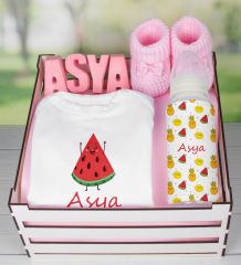eJOYA Ahşap Sandıkta Kişiye Özel Zıbın Biberon Taş İsimlik Ve Patik Bebek Hediye Seti 109497