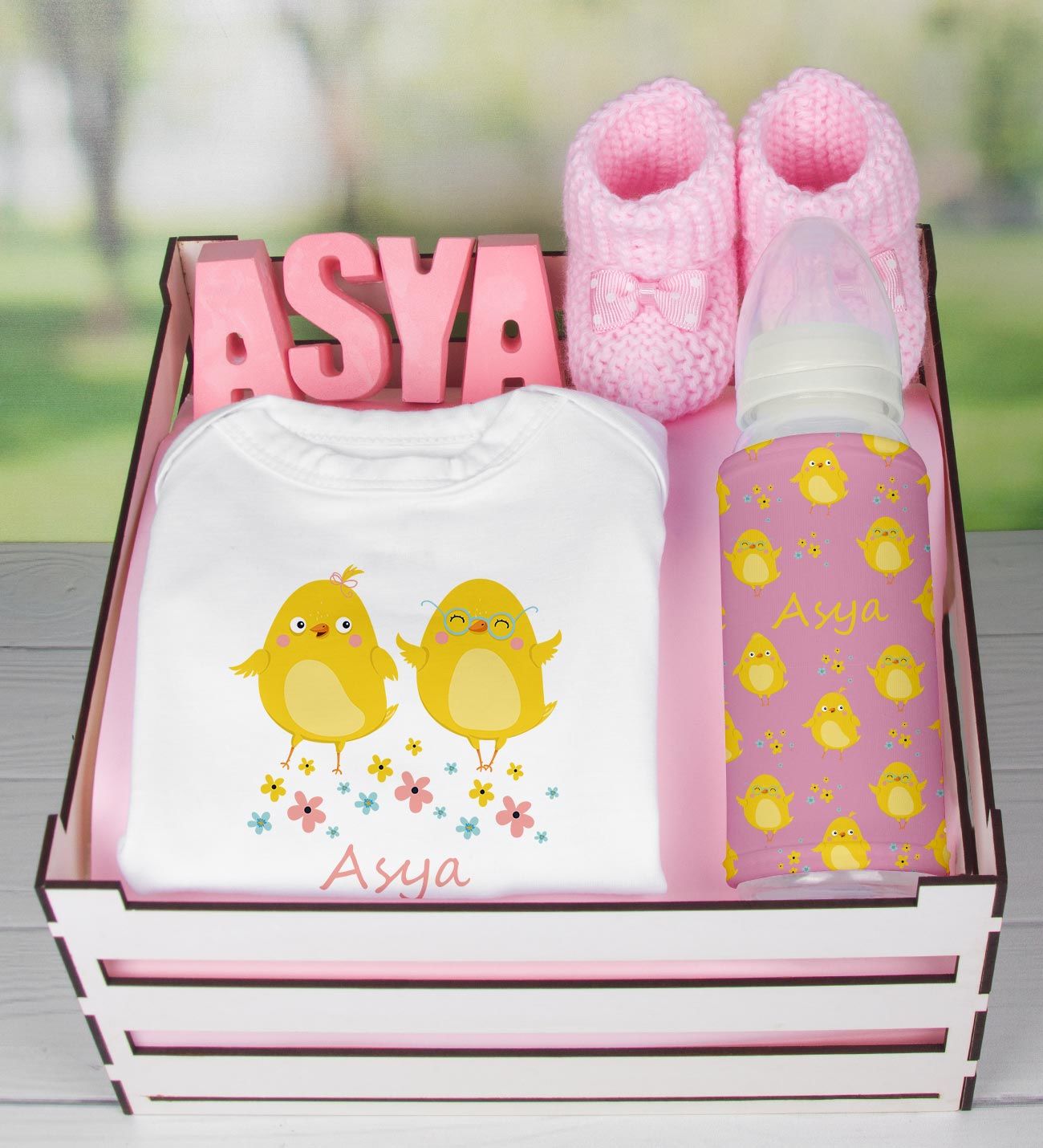 eJOYA Ahşap Sandıkta Kişiye Özel Zıbın Biberon Taş İsimlik Ve Patik Bebek Hediye Seti 109501