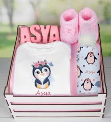 eJOYA Ahşap Sandıkta Kişiye Özel Zıbın Biberon Taş İsimlik Ve Patik Bebek Hediye Seti 109506