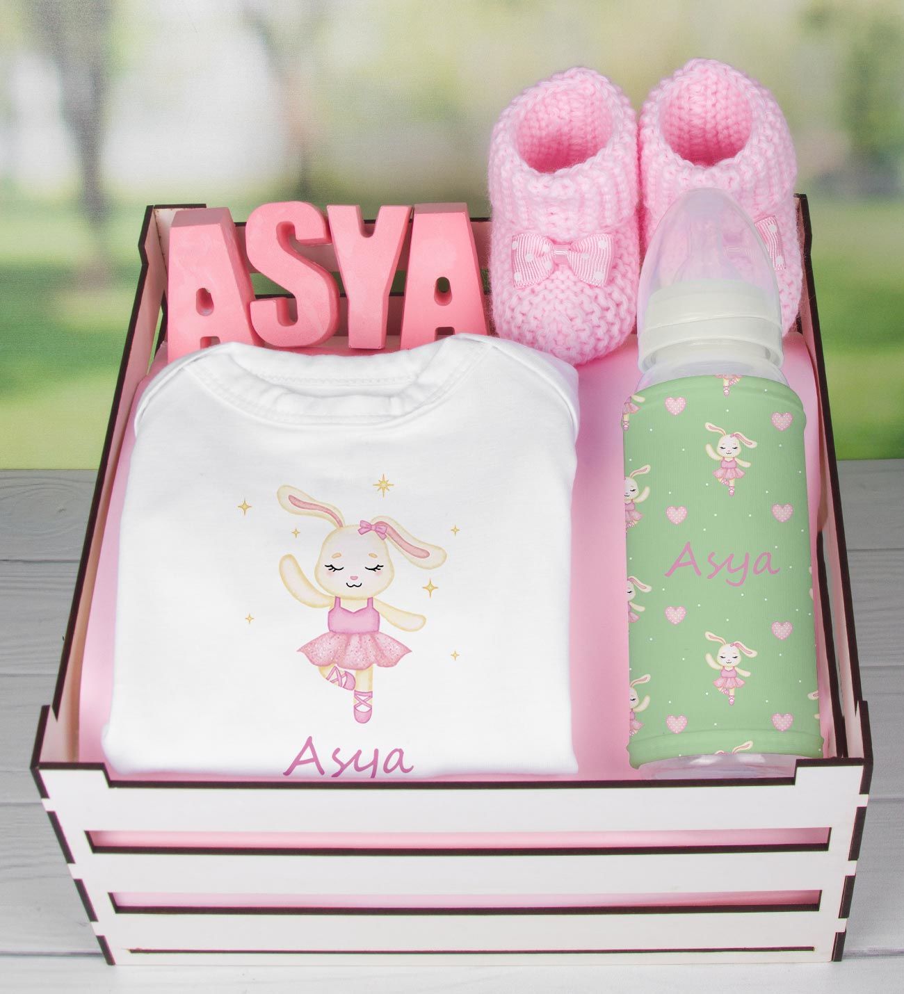 eJOYA Ahşap Sandıkta Kişiye Özel Zıbın Biberon Taş İsimlik Ve Patik Bebek Hediye Seti 109508