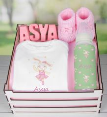 eJOYA Ahşap Sandıkta Kişiye Özel Zıbın Biberon Taş İsimlik Ve Patik Bebek Hediye Seti 109508