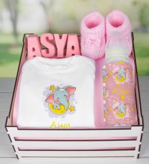 eJOYA Ahşap Sandıkta Kişiye Özel Zıbın Biberon Taş İsimlik Ve Patik Bebek Hediye Seti 109510