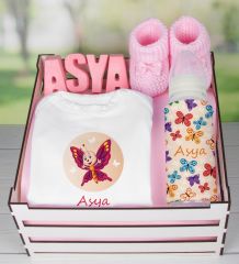 eJOYA Ahşap Sandıkta Kişiye Özel Zıbın Biberon Taş İsimlik Ve Patik Bebek Hediye Seti 109511