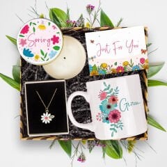 eJOYA Kişiye Özel Çiçek Tasarım Kupa & Mum & Kişiye Özel İsimli Pembe Papatya Kolye Hediye Kutusu 113179