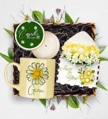eJOYA Kişiye Özel Papatya Tasarım Kupa & Mum & Papatya Figür Mektup Aranjmanı Hediye Kutusu 113181