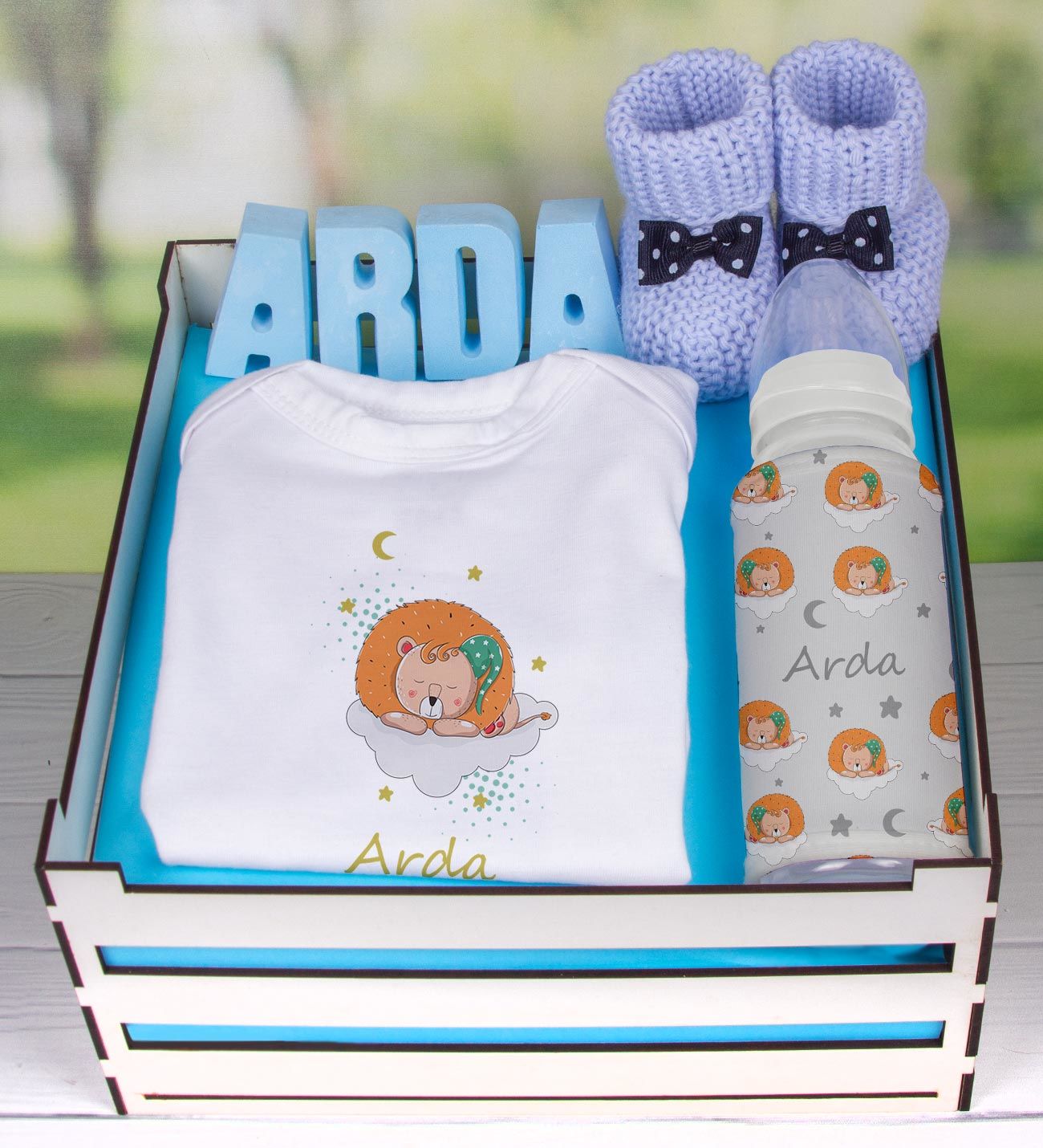 eJOYA Ahşap Sandıkta Kişiye Özel Zıbın Biberon Taş İsimlik Ve Patik Bebek Hediye Seti 109515
