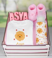 eJOYA Ahşap Sandıkta Kişiye Özel Zıbın Biberon Taş İsimlik Ve Patik Bebek Hediye Seti 109516