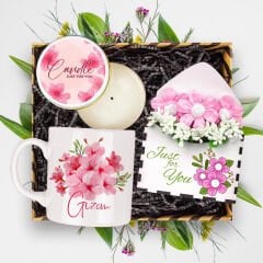 eJOYA Kişiye Özel Çiçek Tasarım Kupa & Mum & Papatya Figür Mektup Aranjmanı Hediye Kutusu 113184