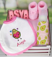 eJOYA Ahşap Sandıkta Kişiye Özel Önlük Biberon Taş İsimlik Ve Patik Bebek Hediye Seti 109517