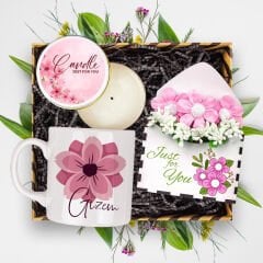 eJOYA Kişiye Özel Çiçek Tasarım Kupa & Mum & Papatya Figür Mektup Aranjmanı Hediye Kutusu 113186