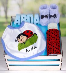 eJOYA Ahşap Sandıkta Kişiye Özel Önlük Biberon Taş İsimlik Ve Patik Bebek Hediye Seti 109519