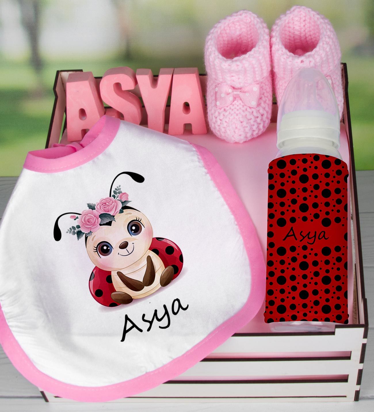 eJOYA Ahşap Sandıkta Kişiye Özel Önlük Biberon Taş İsimlik Ve Patik Bebek Hediye Seti 109520