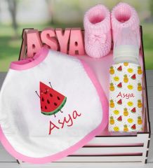 eJOYA Ahşap Sandıkta Kişiye Özel Önlük Biberon Taş İsimlik Ve Patik Bebek Hediye Seti 109521