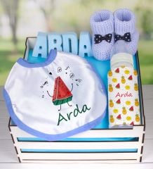 eJOYA Ahşap Sandıkta Kişiye Özel Önlük Biberon Taş İsimlik Ve Patik Bebek Hediye Seti 109522