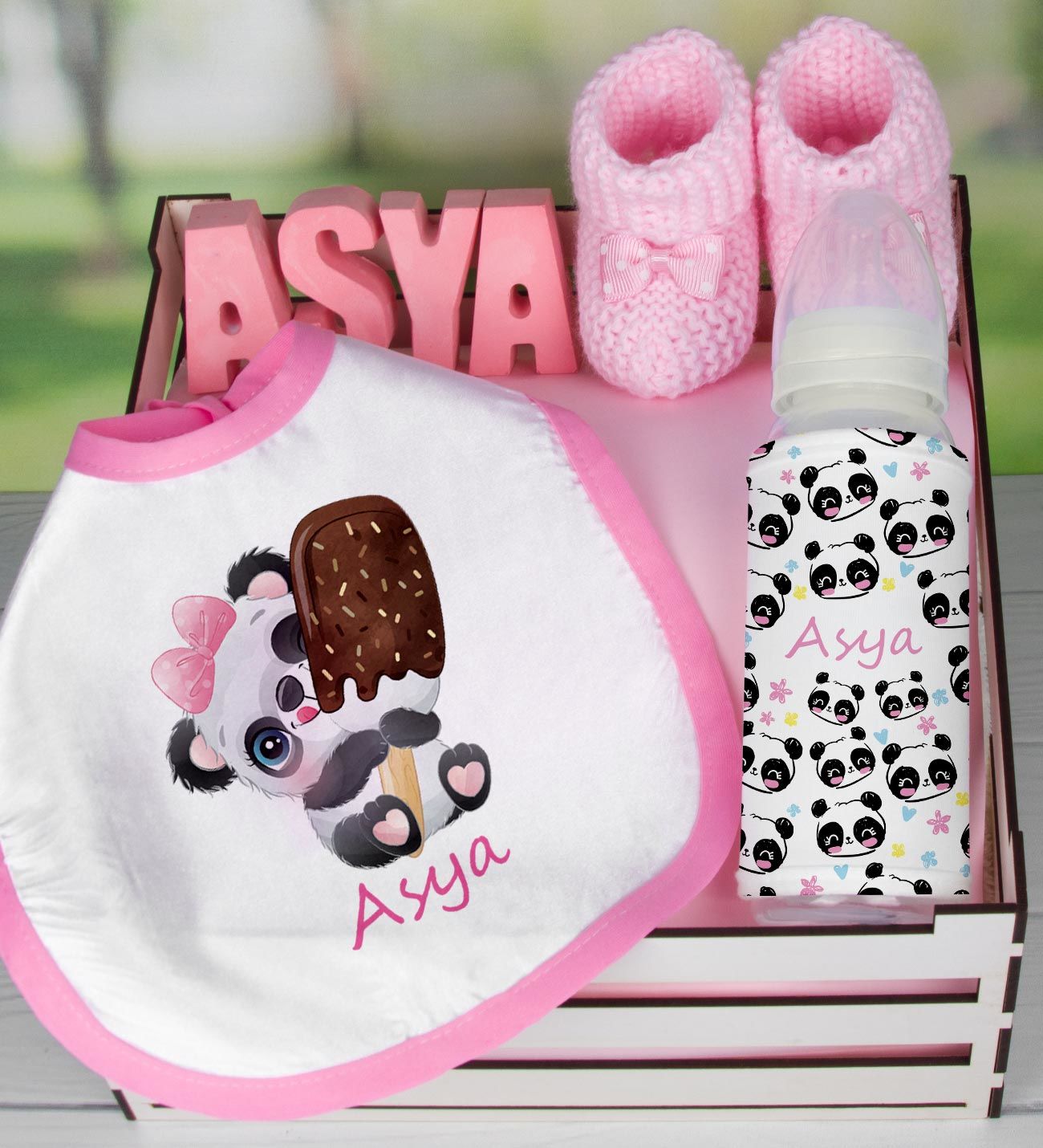 eJOYA Ahşap Sandıkta Kişiye Özel Önlük Biberon Taş İsimlik Ve Patik Bebek Hediye Seti 109523