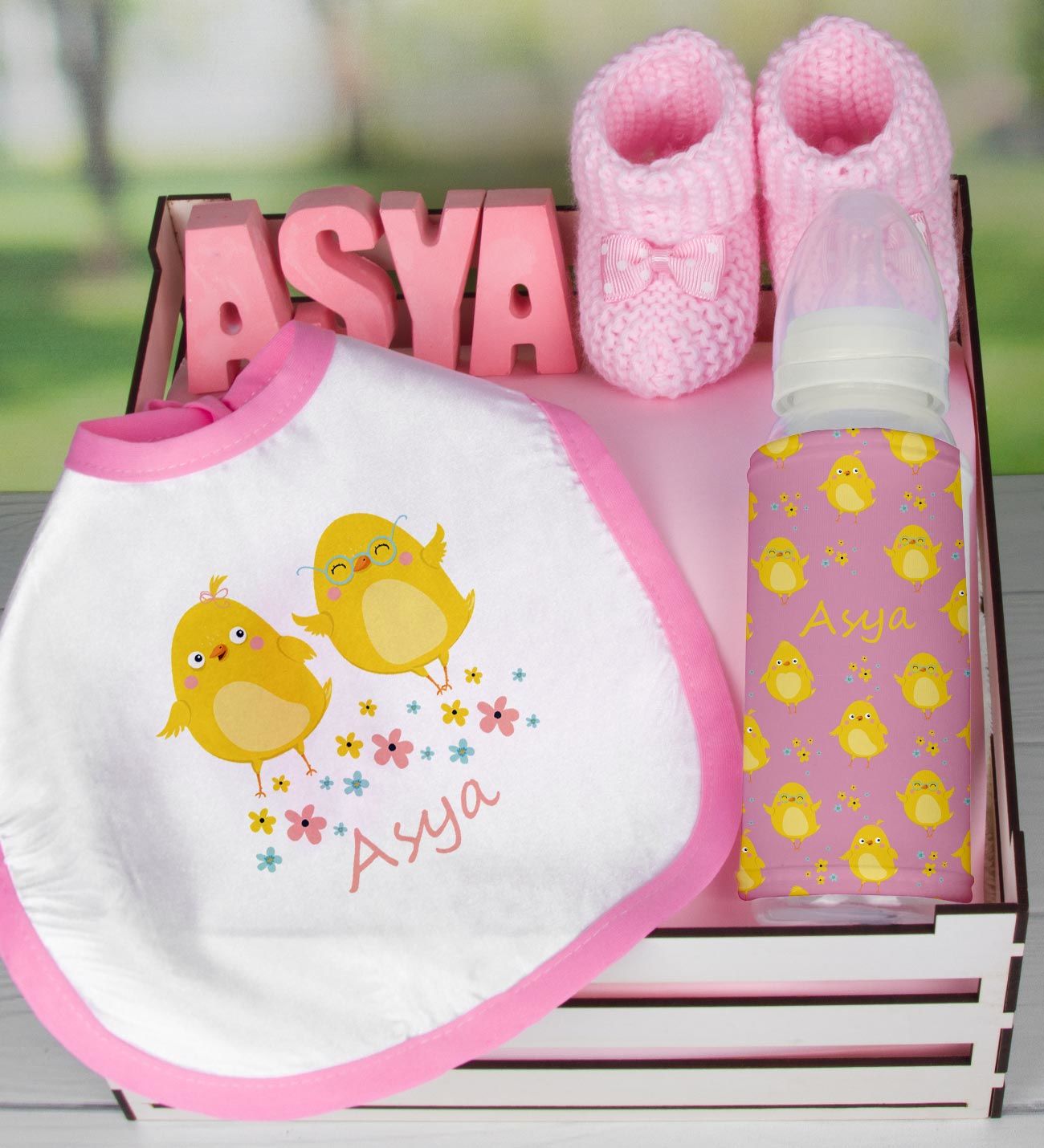 eJOYA Ahşap Sandıkta Kişiye Özel Önlük Biberon Taş İsimlik Ve Patik Bebek Hediye Seti 109525