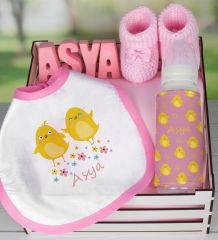 eJOYA Ahşap Sandıkta Kişiye Özel Önlük Biberon Taş İsimlik Ve Patik Bebek Hediye Seti 109525
