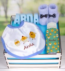 eJOYA Ahşap Sandıkta Kişiye Özel Önlük Biberon Taş İsimlik Ve Patik Bebek Hediye Seti 109526
