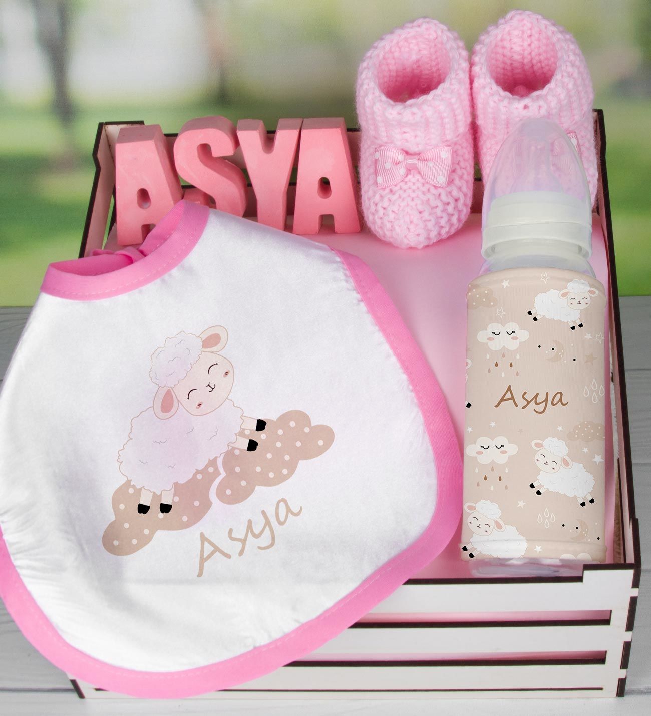 eJOYA Ahşap Sandıkta Kişiye Özel Önlük Biberon Taş İsimlik Ve Patik Bebek Hediye Seti 109527