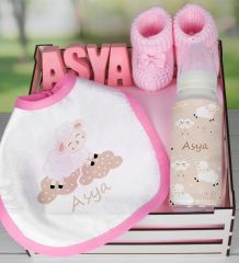 eJOYA Ahşap Sandıkta Kişiye Özel Önlük Biberon Taş İsimlik Ve Patik Bebek Hediye Seti 109527