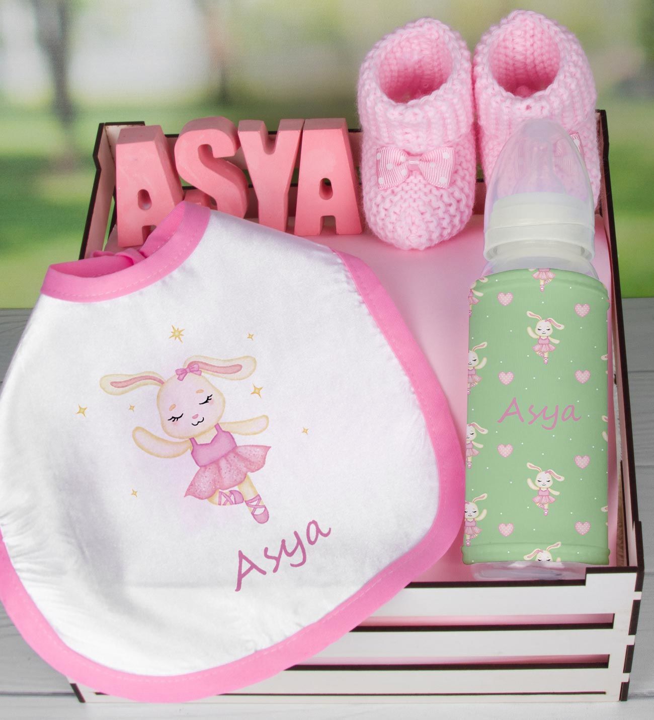 eJOYA Ahşap Sandıkta Kişiye Özel Önlük Biberon Taş İsimlik Ve Patik Bebek Hediye Seti 109532