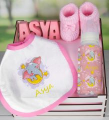 eJOYA Ahşap Sandıkta Kişiye Özel Önlük Biberon Taş İsimlik Ve Patik Bebek Hediye Seti 109534