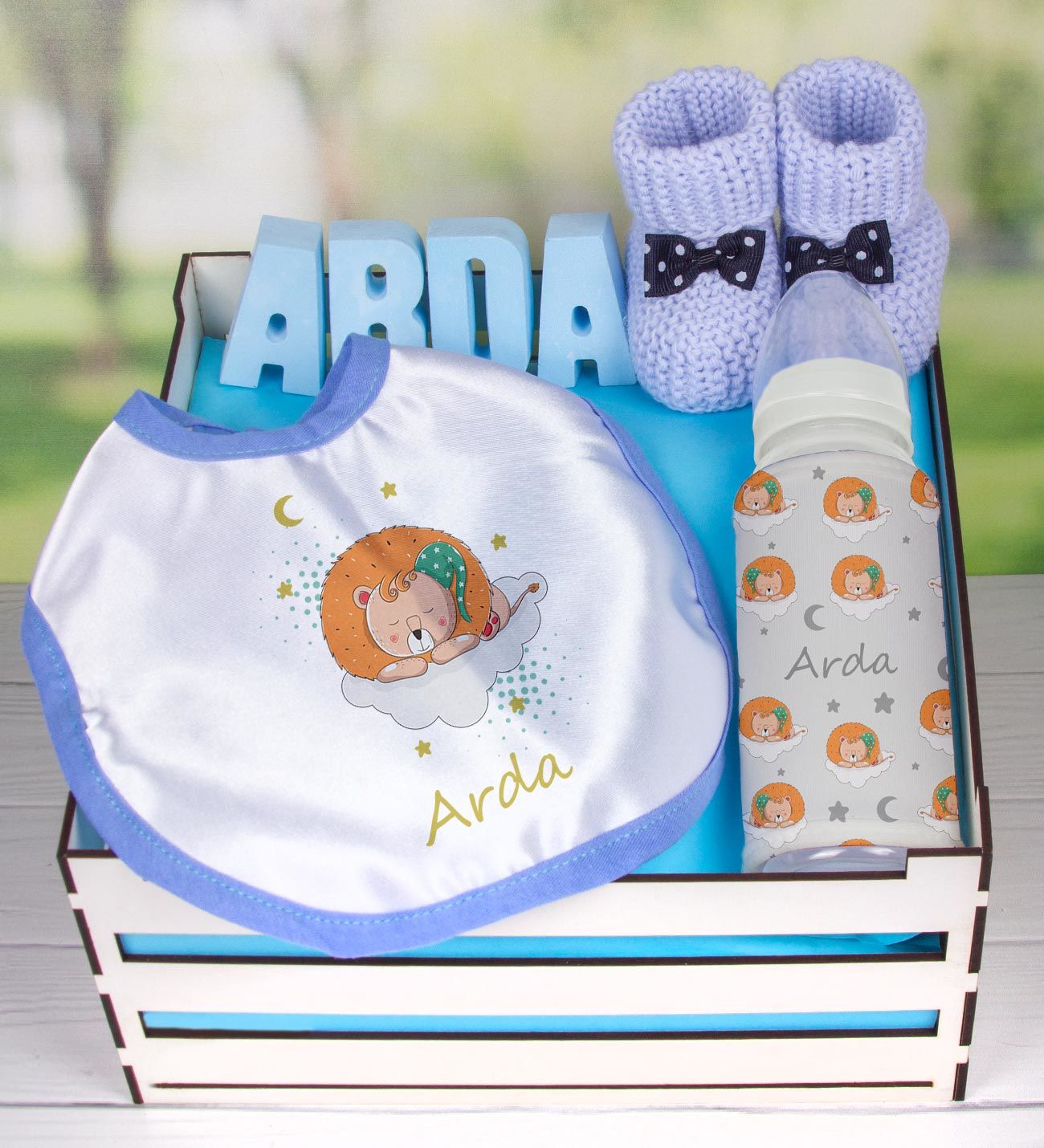 eJOYA Ahşap Sandıkta Kişiye Özel Önlük Biberon Taş İsimlik Ve Patik Bebek Hediye Seti 109539